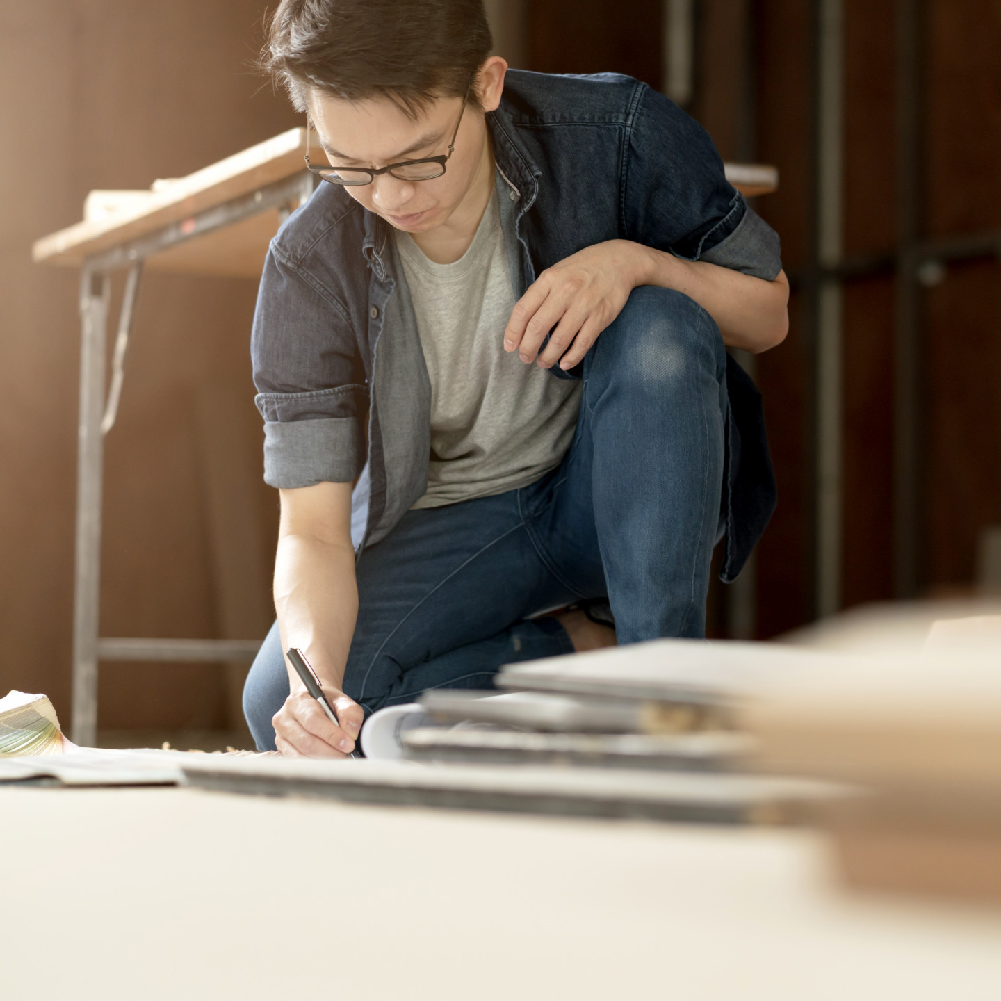 smart-attractive-glasses-male-casual-costume-contractor-woodwork-site-home-renovation-concept-smile-confident-carpenter-contractor-site-construction-background